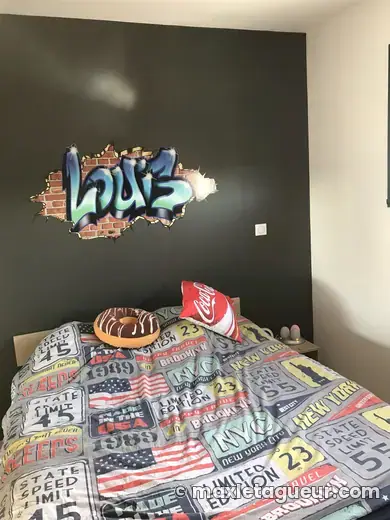 Graffiti prénom Louis gris et jaune – graffiti personnalisé en situation – style 12 – Max Le Tagueur