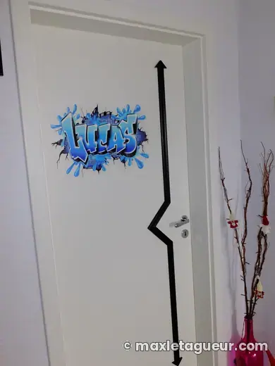 Graffiti prénom Lucas gris – graffiti personnalisé en situation – style 12 – Max Le Tagueur