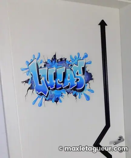 Graffiti prénom Lucas gris et bleu – graffiti personnalisé en situation – style 11 – Max Le Tagueur