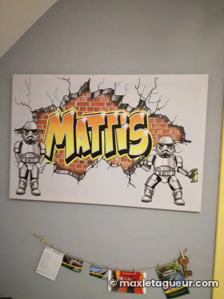 Graffiti prénom Mattis gris et orange – graffiti personnalisé en situation – Max Le Tagueur