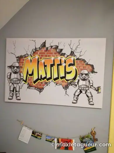 Graffiti prénom Mattis gris et orange – sticker graffiti – style 2 – Max Le Tagueur